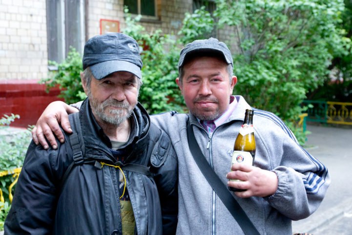 Чешские молодые бомжи курят мальборо и пьют пиво - реалити порно
